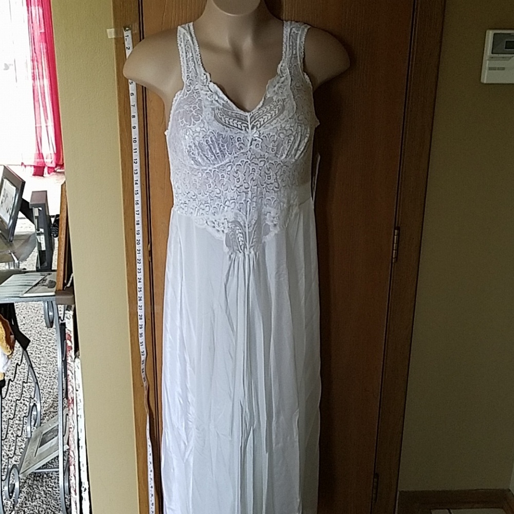 Long white gown. 2x  dress size 20/22